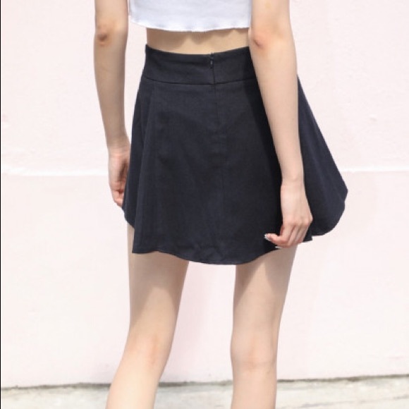 Brandy Melville black pleated skirt - Picture 2 of 4